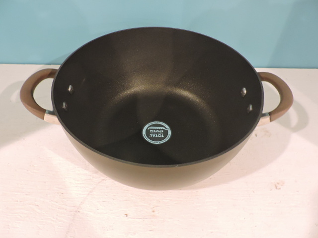 lot 1073 image: CASSEROLE DISH
