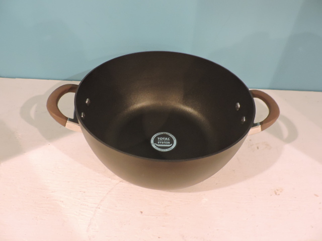 lot 1074 image: CASSEROLE DISH