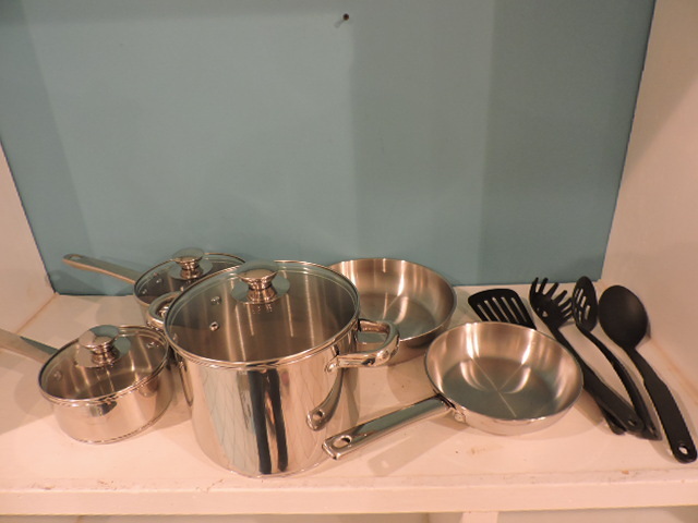 lot 1080 image: COOKWARE SET