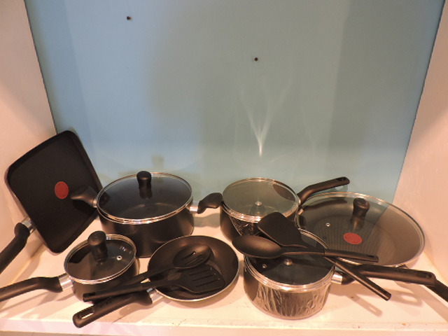 lot 1083 image: COOKWARE SET