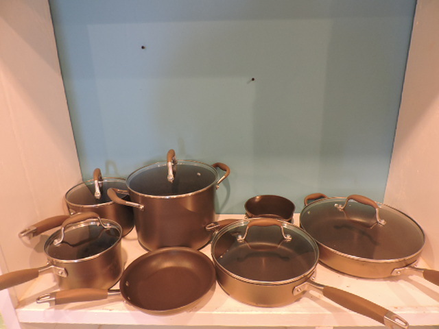 lot 1084 image: COOKWARE SET