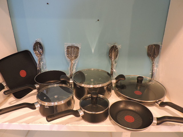 lot 1087 image: COOKWARE SET