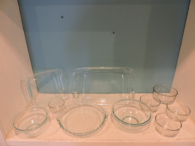 lot 1090 image: BAKE & STORE SET
