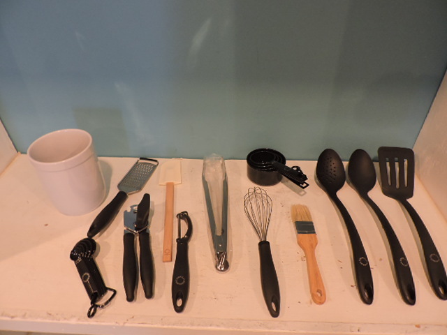 lot 1111 image: UTENSIL SET