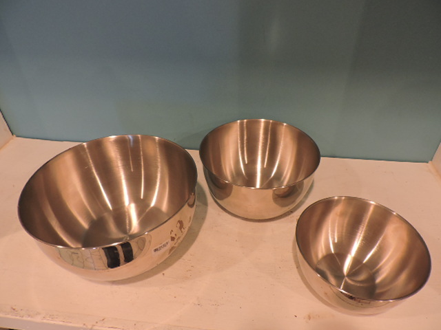 lot 1128 image: MIXING BOWL SET