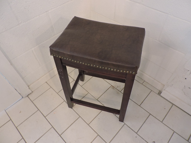 lot 1164 image: BAR STOOL