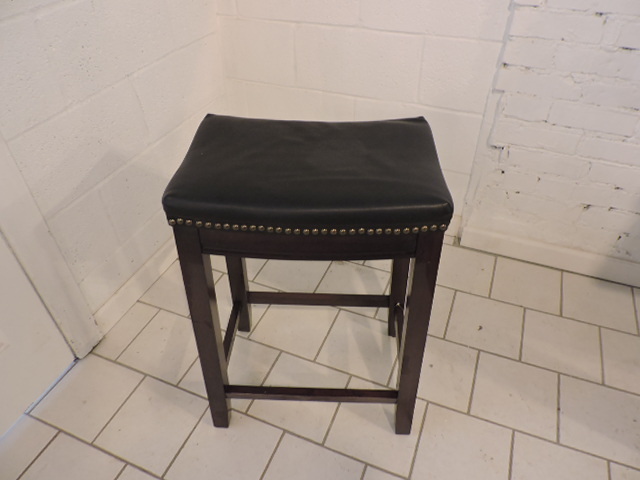 lot 1172 image: BAR STOOL