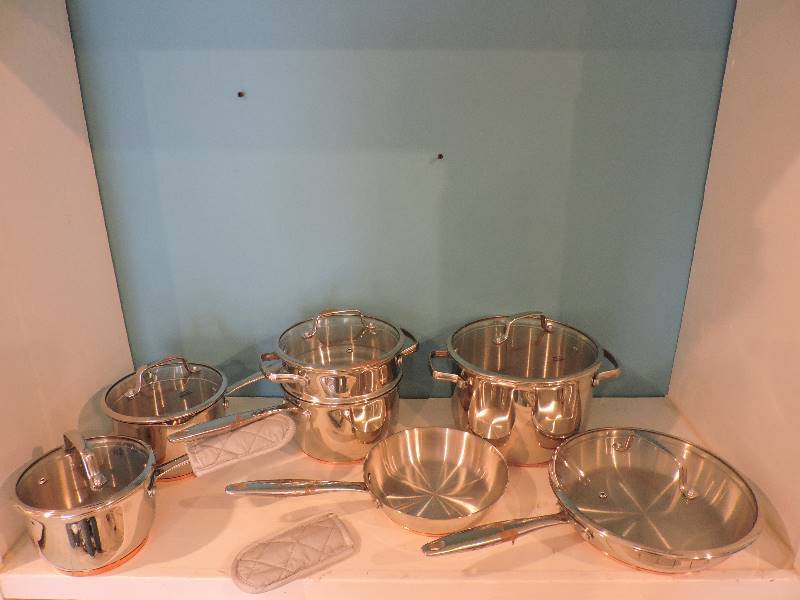 lot 1001 image: COOKWARE SET