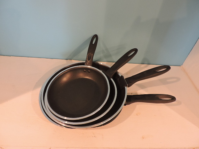 lot 1004 image: COOKWARE SET