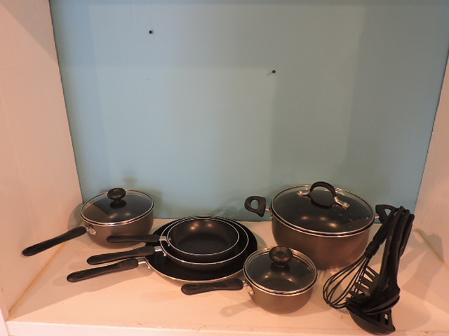 lot 1005 image: COOKWARE SET