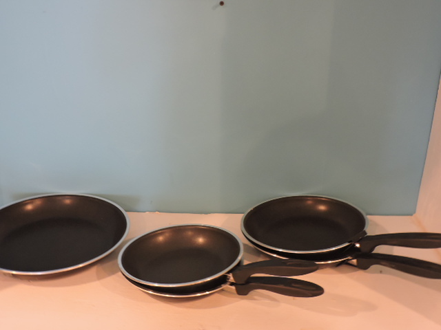 lot 1009 image: COOKWARE SET