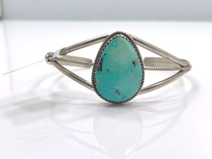lot 35 image: Candelaria Turquoise Cuff by Phillip Yazzie