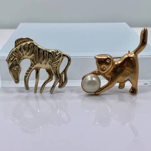 lot 1 image: Lot of 2 Fashion Brooches