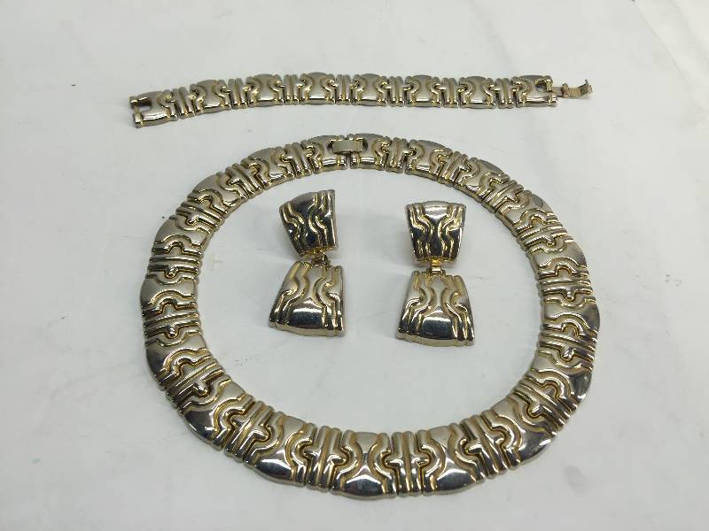 lot 3058 image: Womens  necklace, earrings & bracelet