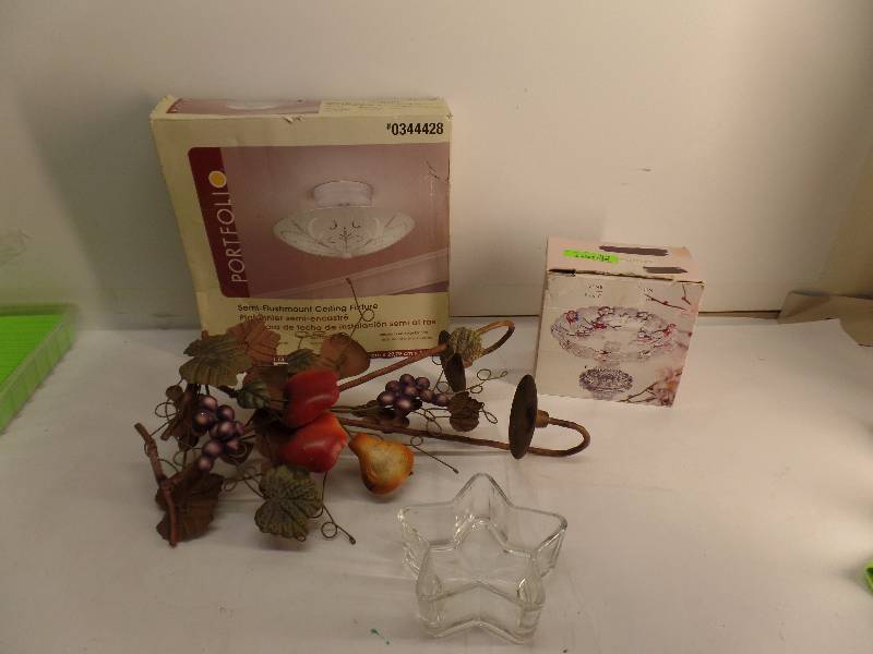 lot 3139 image: BOX OF HOUSE HOLD ITEMS