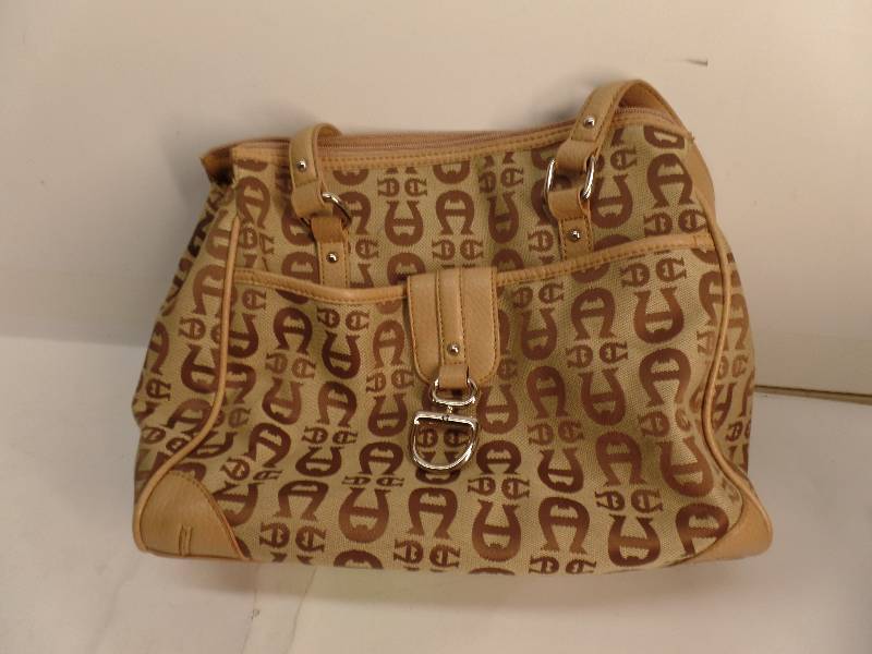 lot 3159 image: BROWN HANDBAG