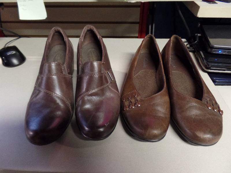 lot 3160 image: LOT OF 2 CLARKS WOMEN SHOES