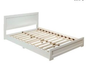 lot 98123 image: Camden Isle Queen White Bed with slats