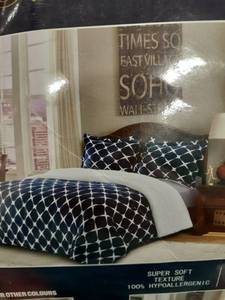 lot 97460 image: Elegant Comfort 3-Piece Bloomingdale Pattern Sherpa-Backing Reversible Comforter Set