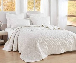 lot 97665 image: Bare Bottom Velvet Crush Quilt - Farmhouse White