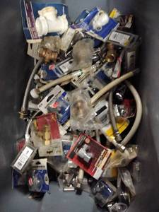 lot 22485 image: tub of vairety plumbing items