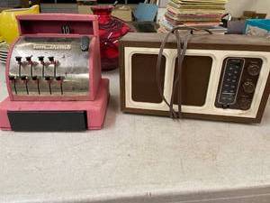lot 13 image: Vintage JC Penneys Radio & Tom Thumb Pink Register