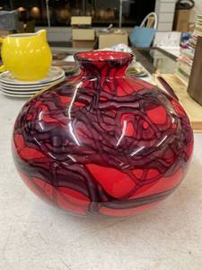 lot 14 image: Red Art Glass Vase