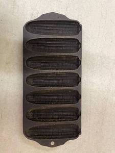 lot 27 image: Griswold Corn Muffin Cast Iron Pan, No. 273