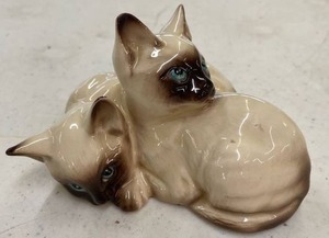 lot 34 image: Beswick England Blue Eyed Siamese Cat Figurine #1296
