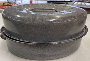 lot 39 image: Grey Granite Ware Roaster
