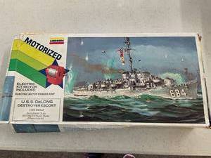 lot 82 image: Lindberg U.S.S. Delong Destroyer Escort Motorized Model Kit
