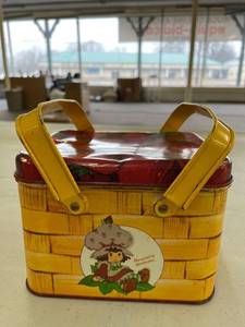 lot 92 image: Strawberry Shortcake Metal Pail