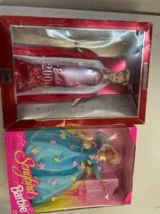 lot 115 image: Songbird Barbie & 2000 Barbie