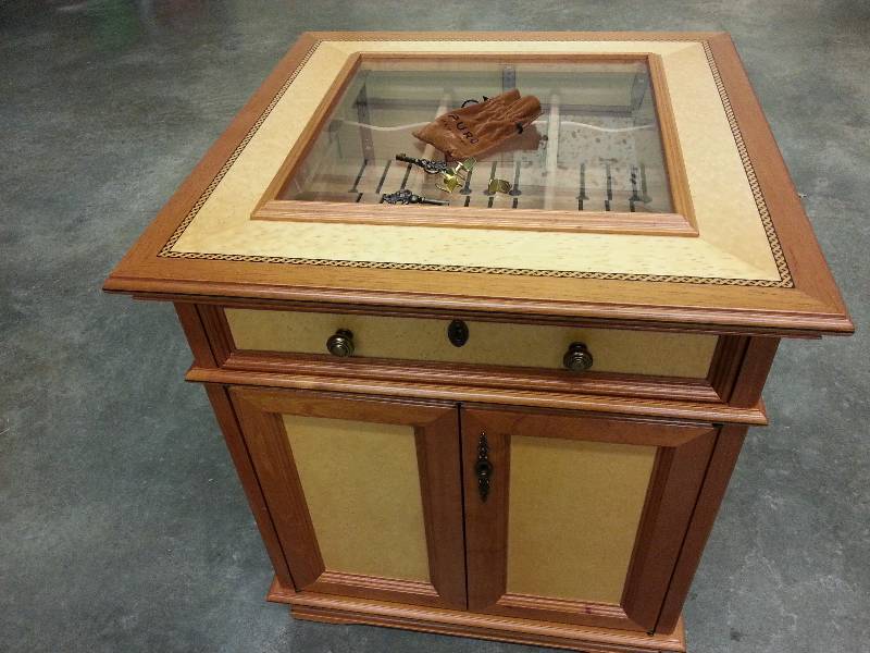 lot 1465 image: New Puro Executive Humidor 1000 cigar capacity 23w x 19d x 34h with the set of cool looking keys to keep your cigars where you want them