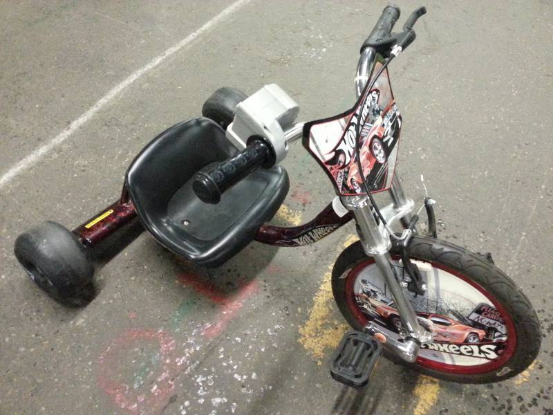 lot 1429 image: Hot Wheels Trike ready to slide around the corners.  Wow, this looks like fun but I just dont fit.