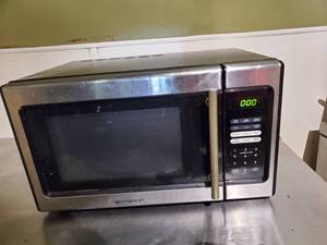 lot 1102 image: Emerson Microwave. Tested and Working