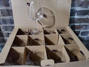 lot 1208 image: Lot of 12 Wine Glasses. Pinot Noir