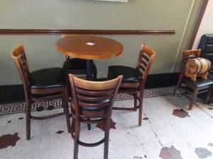 lot 1016 image: Tall Round Bar Table With 4 Barstools