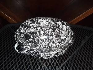 lot 1043 image: Black and White Speckled Enamel Roasting Pan