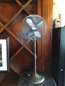 lot 1052 image: Adjustable Height 3-Speed Holmes Fan Works but does not Oscillate