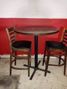 lot 1061 image: Tall Wooden Round Tod Bar Table With 2 Bar Stools