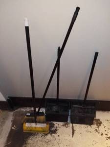 lot 1109 image: Dustpans And Brooms