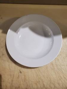 lot 2527 image: 23 White SaladSoup Dishes - Assorted Brands