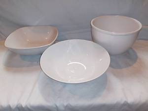 lot 2692 image: Lot of 3 Porcelain Glass Miscellaneous Bowls