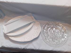 lot 2804 image: Lot of 4 Miscellaneous Glass Serving Platters