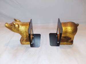 lot 2816 image: Heavy Pig Shaped Book Ends - Chipped in some places