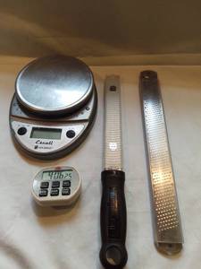 lot 2819 image: Lot of Miscellaneous Kitchen Items - Baking Scale, Hand Graters, Timer