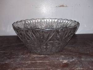 lot 2831 image: Beautiful Intricate Etched Glass Salad Bowl