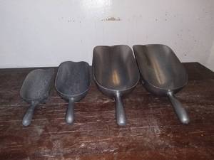 lot 2836 image: Lot of 4 Metal Ice Scoops of Various Sizes
