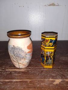 lot 2840 image: Sevierville Pottery in Tennessee Small Vase and Matches